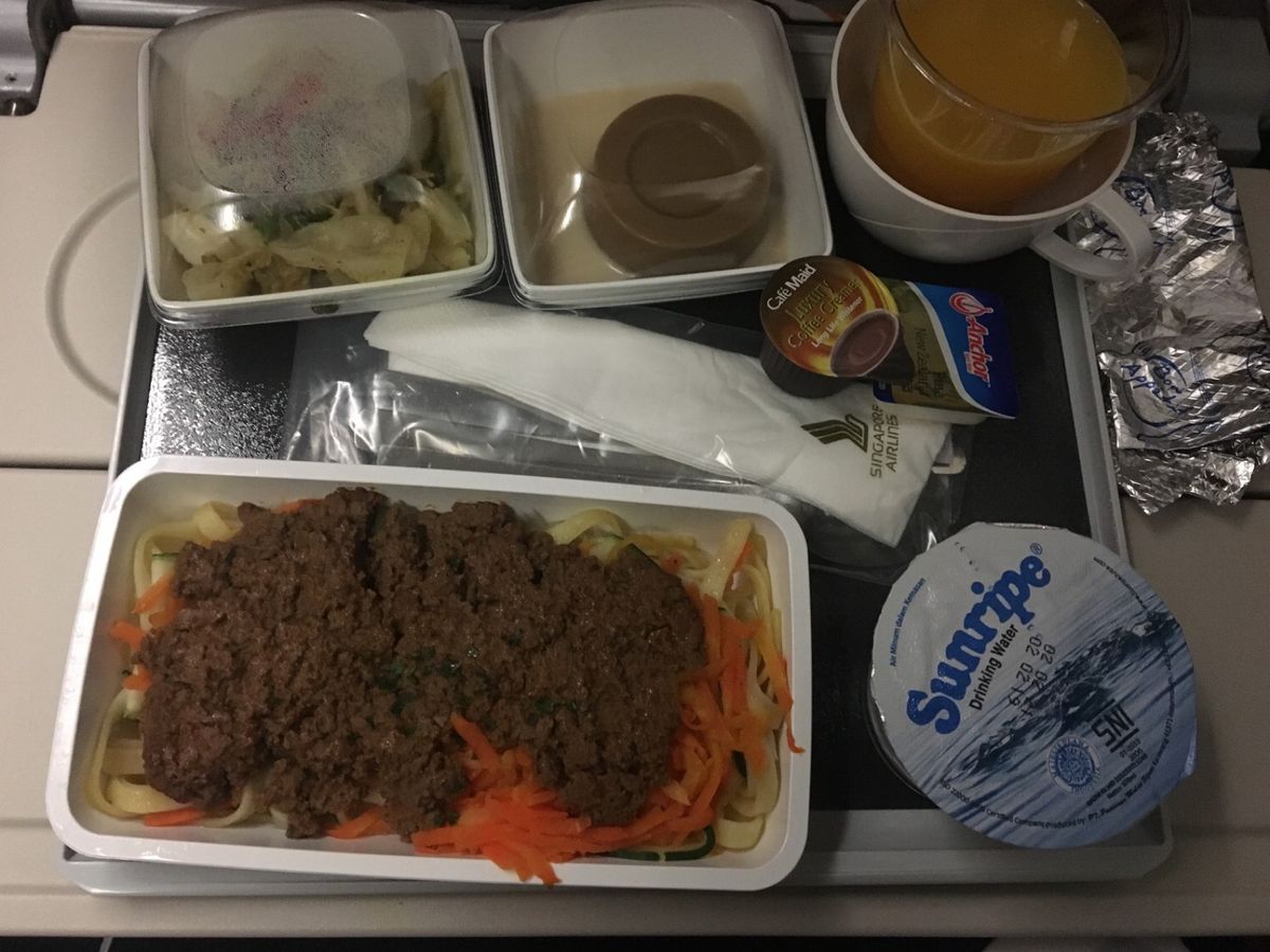 🍴機内食
シンガポール経由でバリ島へ