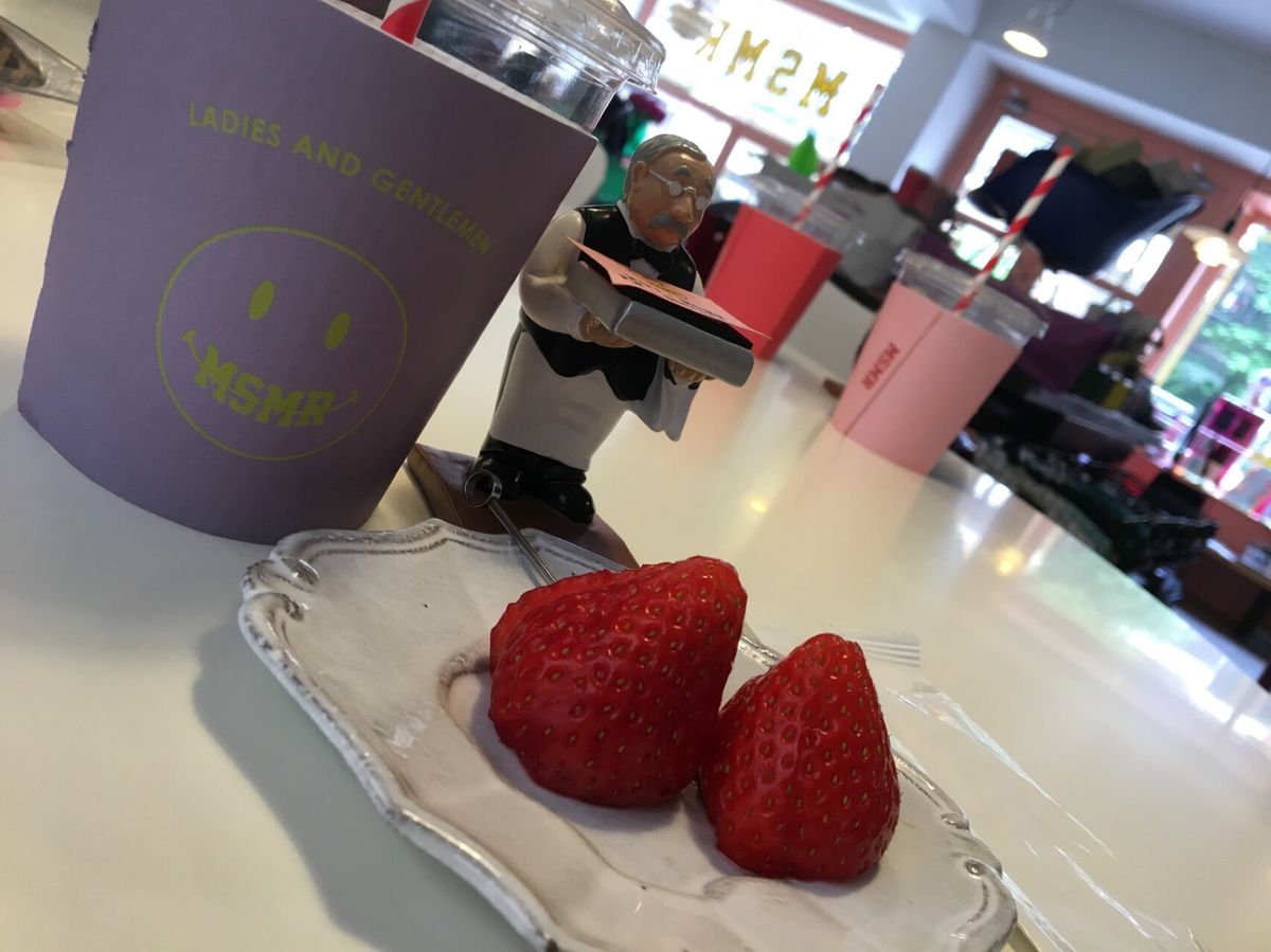 📍MSMR
靴下屋さん。駅から少し歩くので汗ダラダラ。
サービスで頂いた紅...