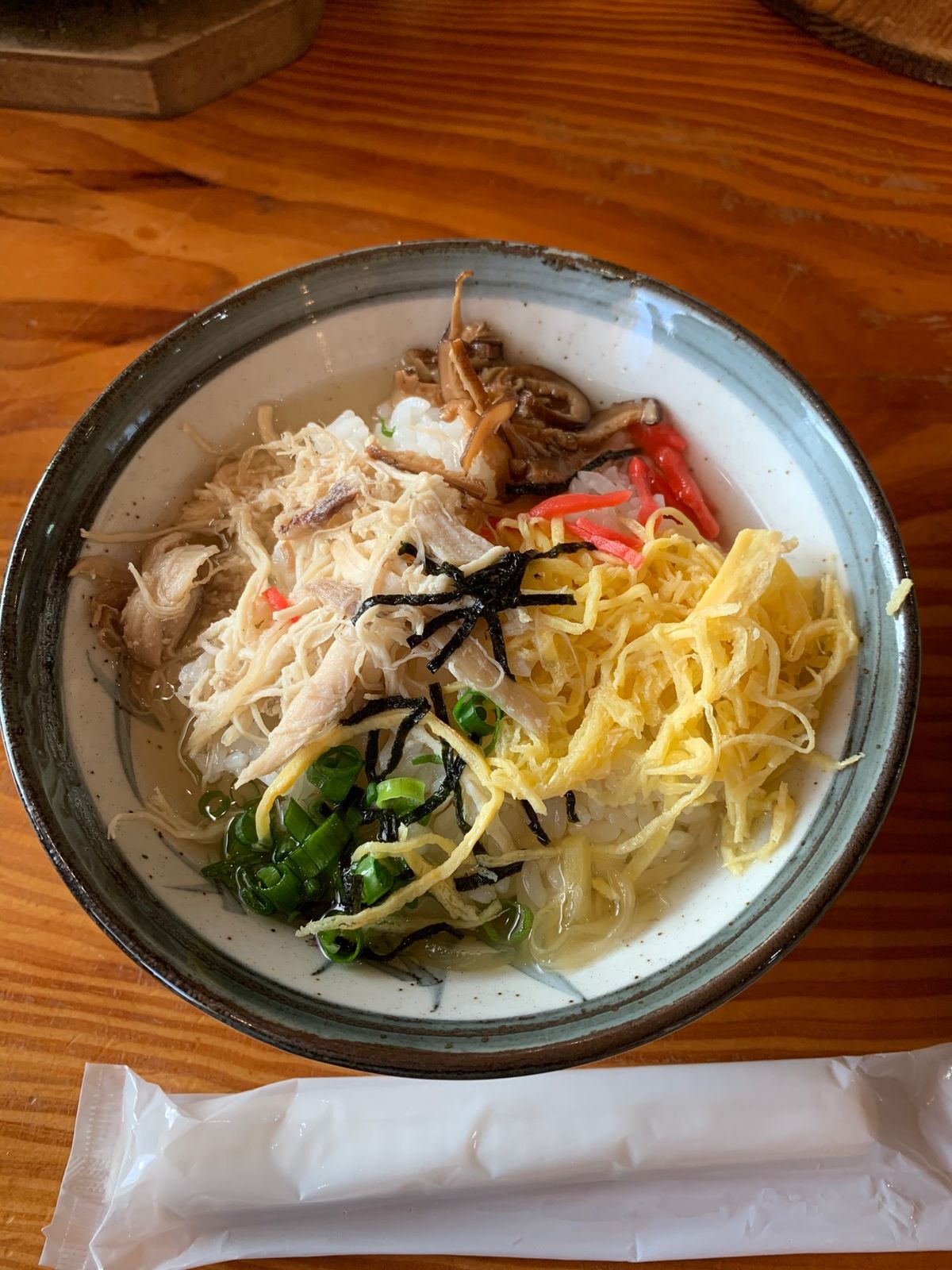 📍ひさ蔵
奄美大島の郷土料理「鶏飯」
ここは観光客向けの味付けだそうで、本...