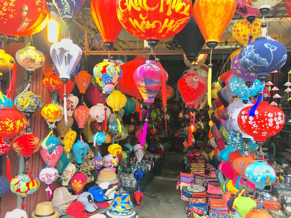 ベトナム・ダナン「ダナン・世界遺産ホイアン」の写真：カラフルな提灯が町全体あちこちにあって、...