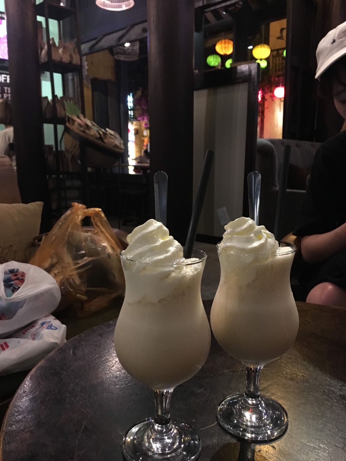 ホイアンで休憩に寄ったカフェ☕️
初めてエッグコーヒーってやつを頼んだんだ...