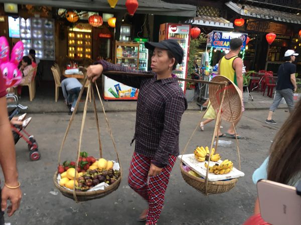 ベトナム・ダナン「ダナン・世界遺産ホイアン」の写真：フルーツ売りのおばちゃん🍊
その国その国...
