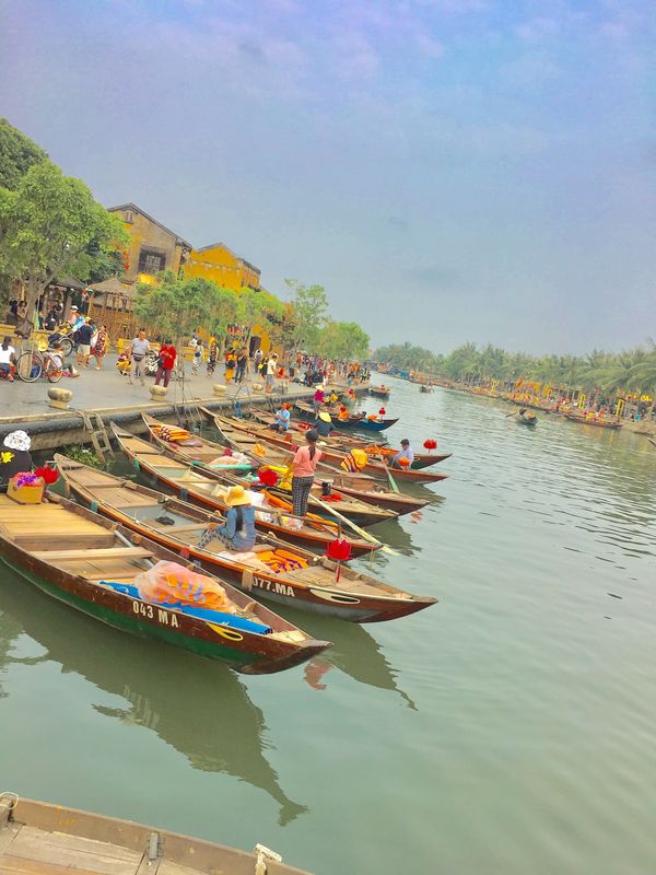 ベトナム・ダナン「ダナン・世界遺産ホイアン」の写真：Theアジアな風景のホイアンの川沿い
船...