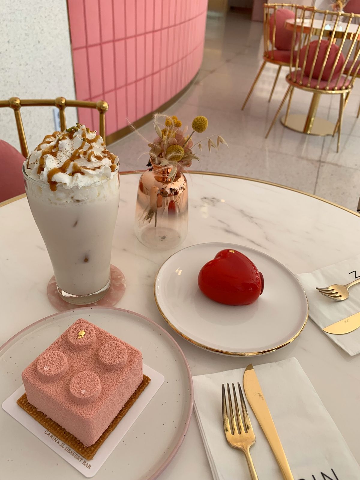 弘益のカフェ🍰
ケーキ可愛すぎるけど味もちゃんと美味しかった☺️
かわいす...