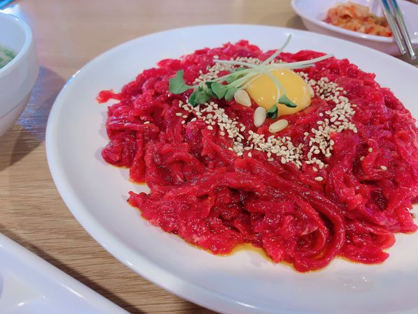 大韓民国 (韓国)・ソウル「韓国」の写真：市場のお店でユッケ！！韓国にきたらこれが...