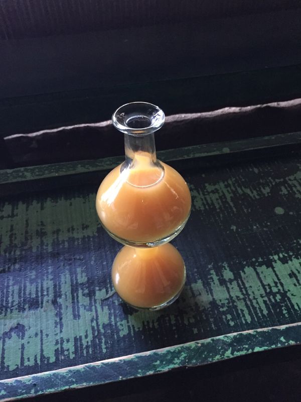 エチオピア・アディスアベバ「アディスアベバ・ラリベラ」の写真：フラスコみたいな瓶に入ったハニーワイン。...