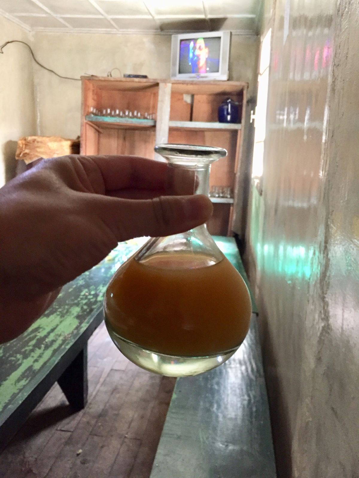フラスコみたいな瓶に入ったハニーワイン。ローカルな居酒屋で、甘くておいしい...