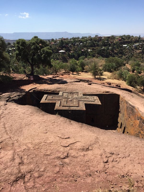 エチオピア・アディスアベバ「アディスアベバ・ラリベラ」の写真：ラリベラの教会。岩を下方に削って作られた...