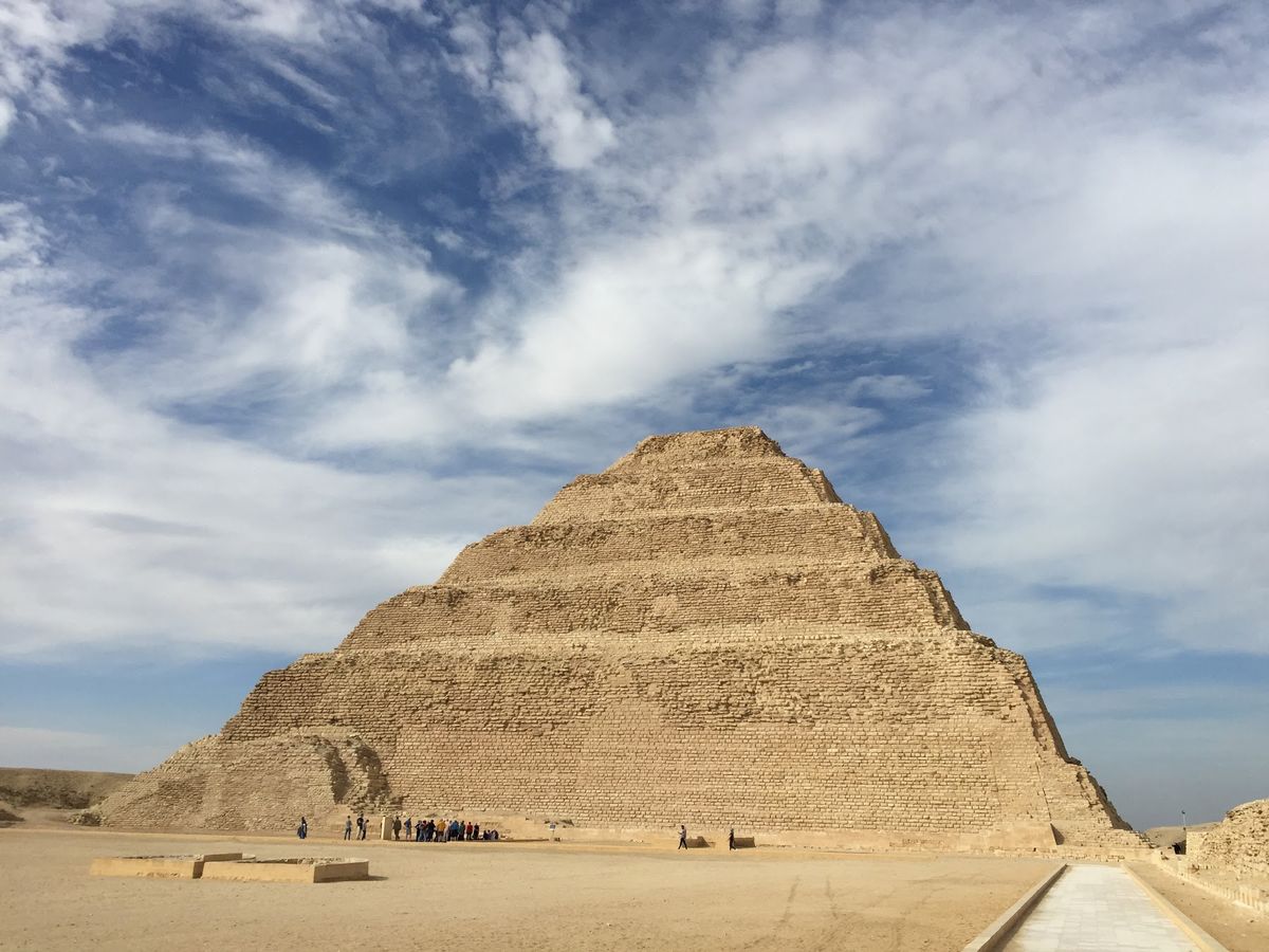 ・メイドゥムの崩壊ピラミッド
・ダハシュールの屈折ピラミッド
・ジェセル王...