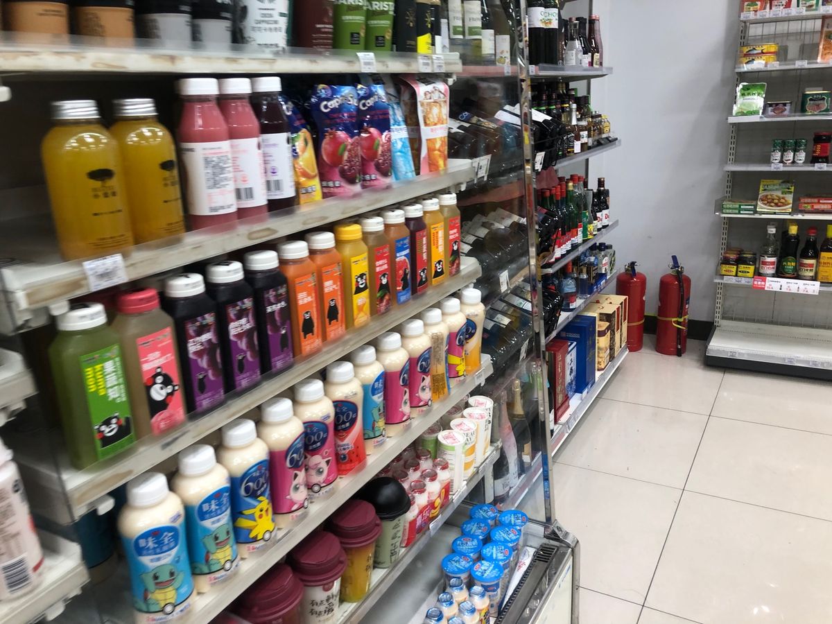 街をぶらぶら

ホテルでは弦楽の演奏✨

オークラなので日系企業のビルにあ...