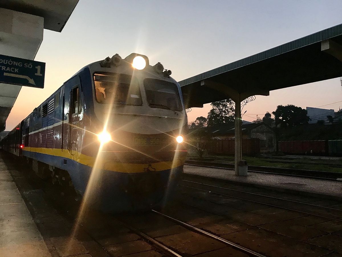 フエからハノイへの鉄道旅🚃
朝6時の夜明けとともにフエを出発し、21時にハ...