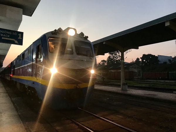 ベトナム・フエ「ベトナムニャチャン 旧正月休暇にゴルファー+ダイバー+バックパッカーになる旅」の写真:フエからハノイへの鉄道旅🚃
朝6時の夜明...