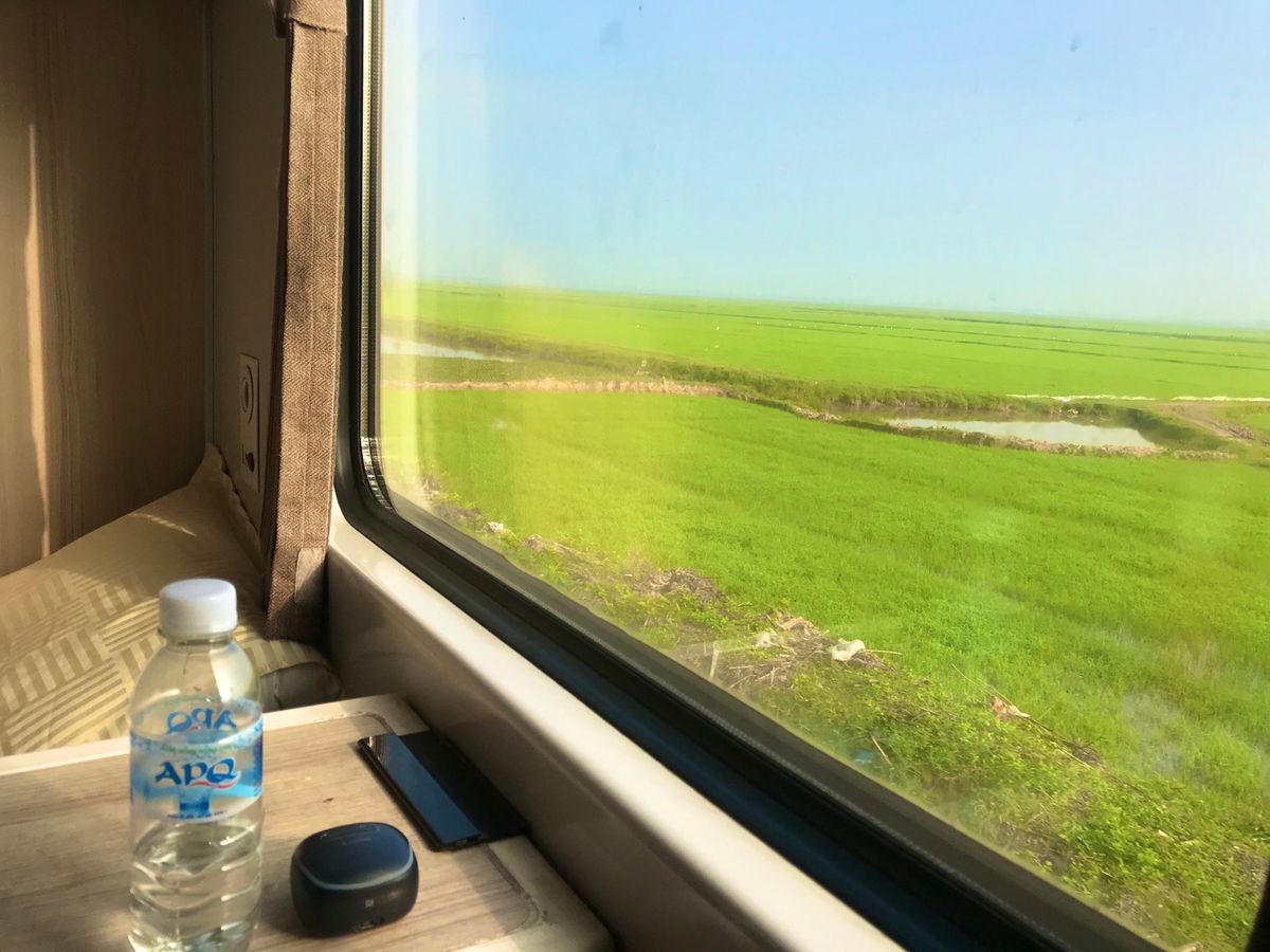 フエからハノイへの鉄道旅🚃
朝6時の夜明けとともにフエを出発し、21時にハ...