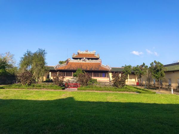 ベトナム・フエ「ベトナムニャチャン 旧正月休暇にゴルファー+ダイバー+バックパッカーになる旅」の写真:フエ グエン朝王宮
散歩を兼ねて王宮へ。...