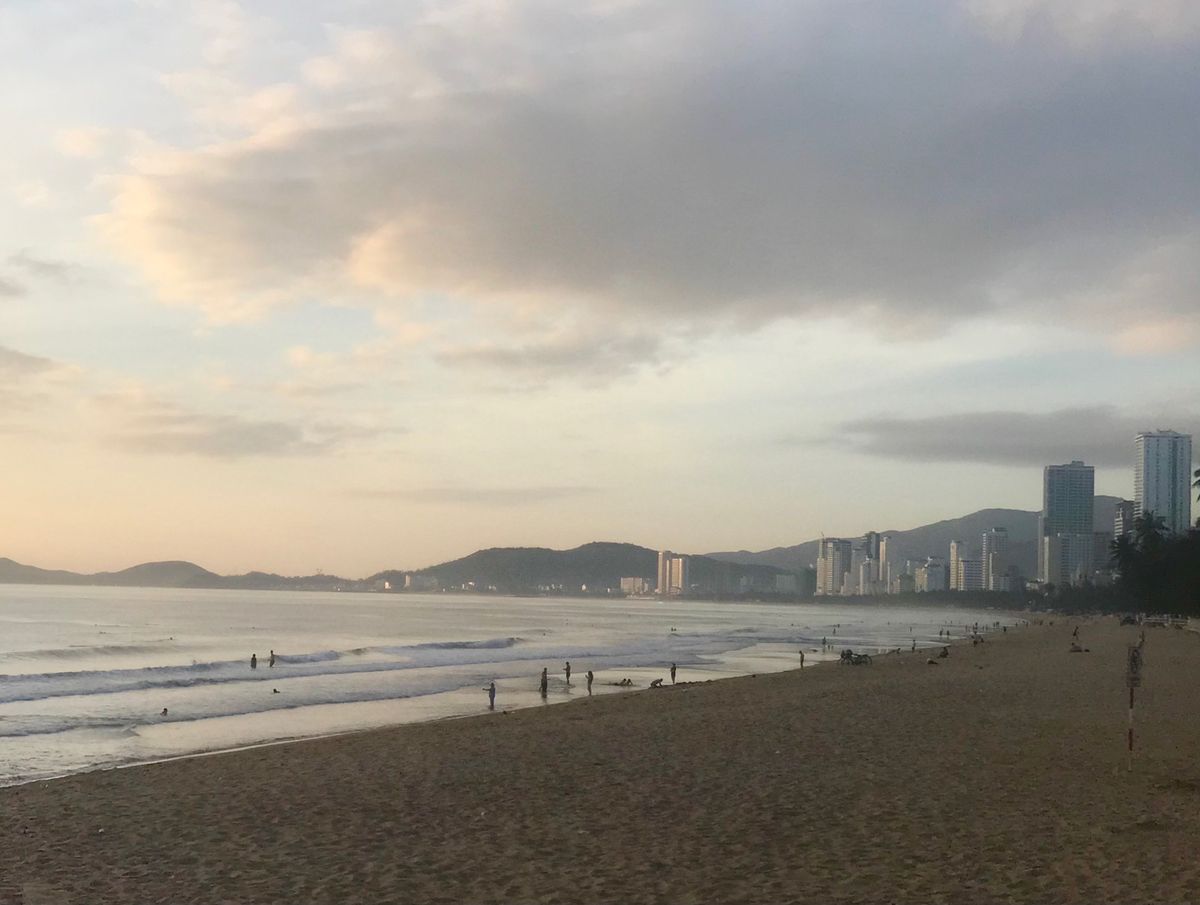 夜明け前に目覚めてしまったのでニャチャンビーチ沿の遊歩道をランニング🏃‍♂...