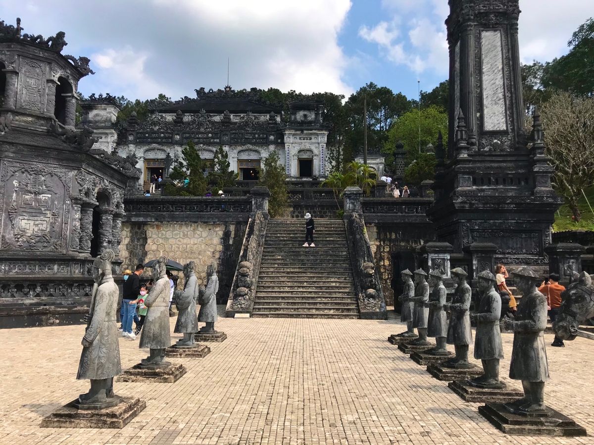 フエ近郊ミニツーリング🛵カイディン帝陵
今日はバイクをレンタルしてミニツー...