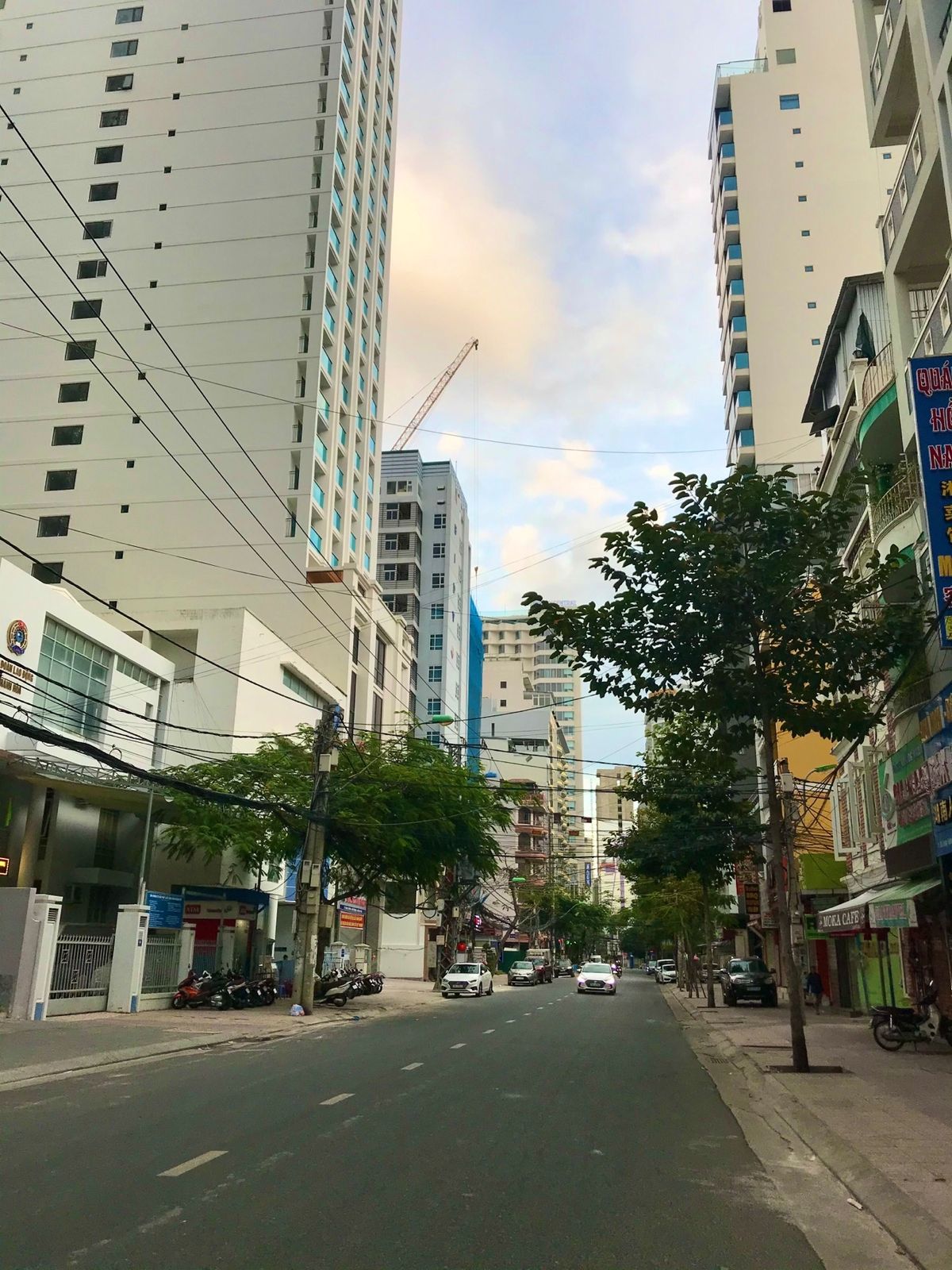 ニャチャンのビーチを散歩、足に食い込む砂が心地よい。
コロナのせいで観光客...