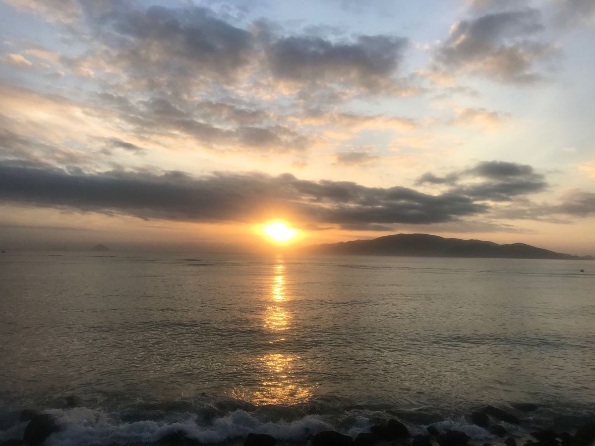 夜明け前に目覚めてしまったのでニャチャンビーチ沿の遊歩道をランニング🏃‍♂...