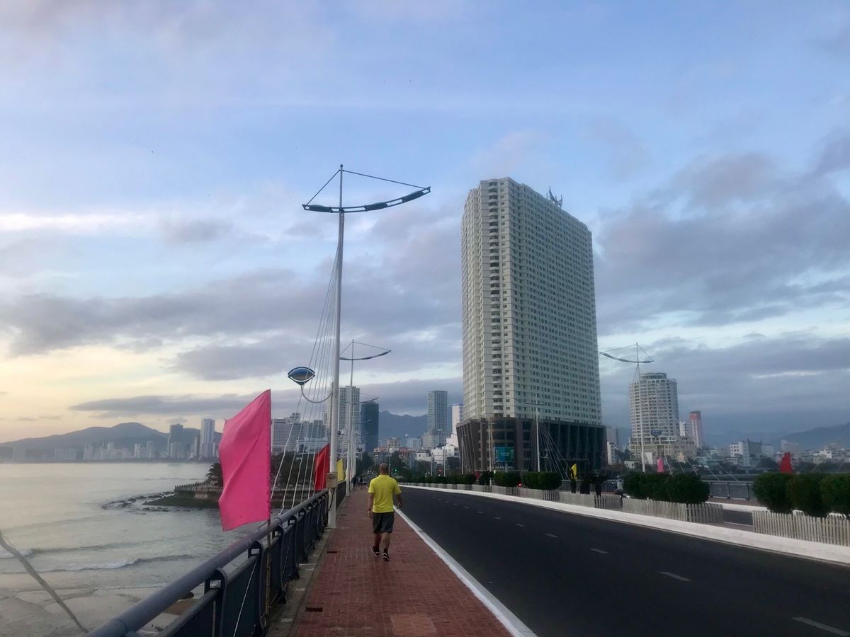 夜明け前に目覚めてしまったのでニャチャンビーチ沿の遊歩道をランニング🏃‍♂...