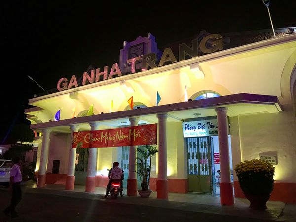 ベトナム・フエ「ベトナムニャチャン 旧正月休暇にゴルファー+ダイバー+バックパッカーになる旅」の写真:ベトナム統一鉄道で北へ北へ
ニャチャンで...