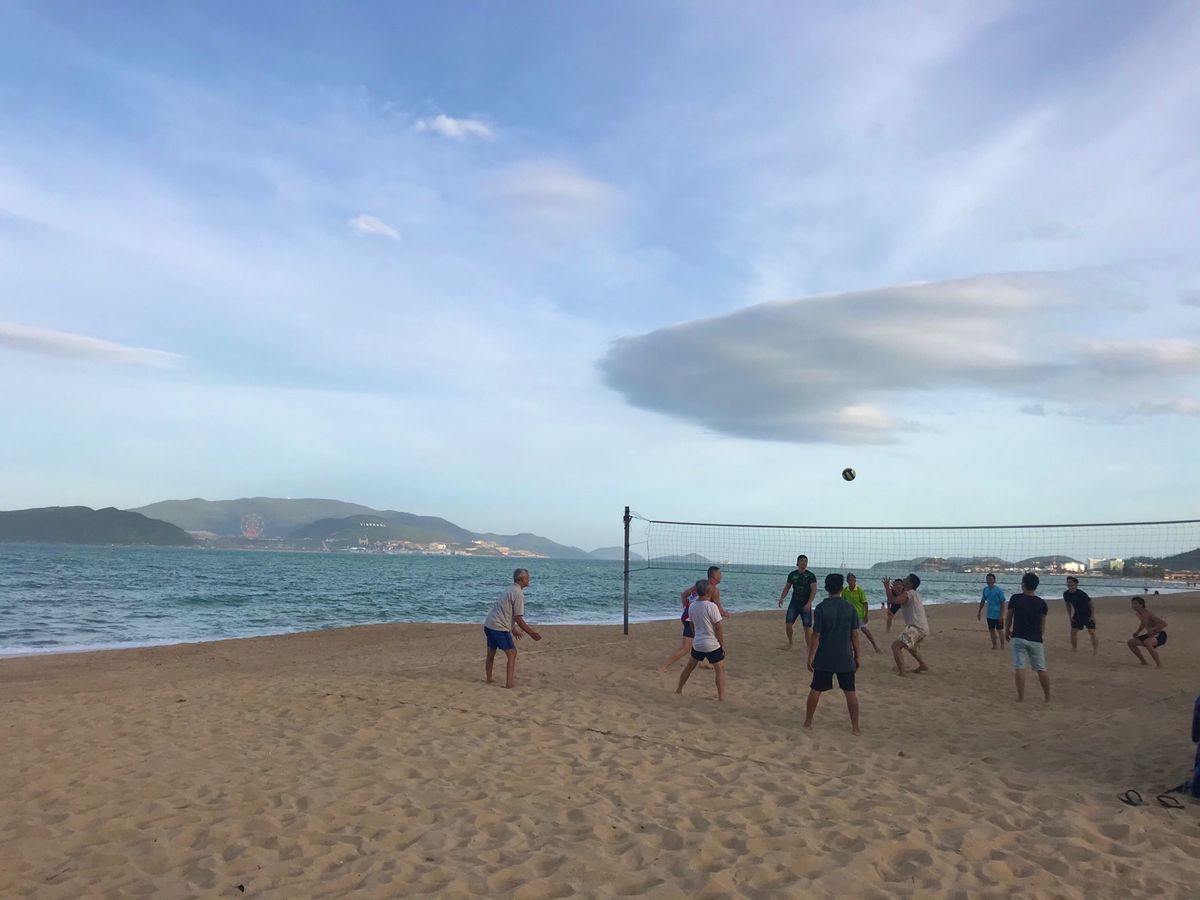 ニャチャンのビーチを散歩、足に食い込む砂が心地よい。
コロナのせいで観光客...