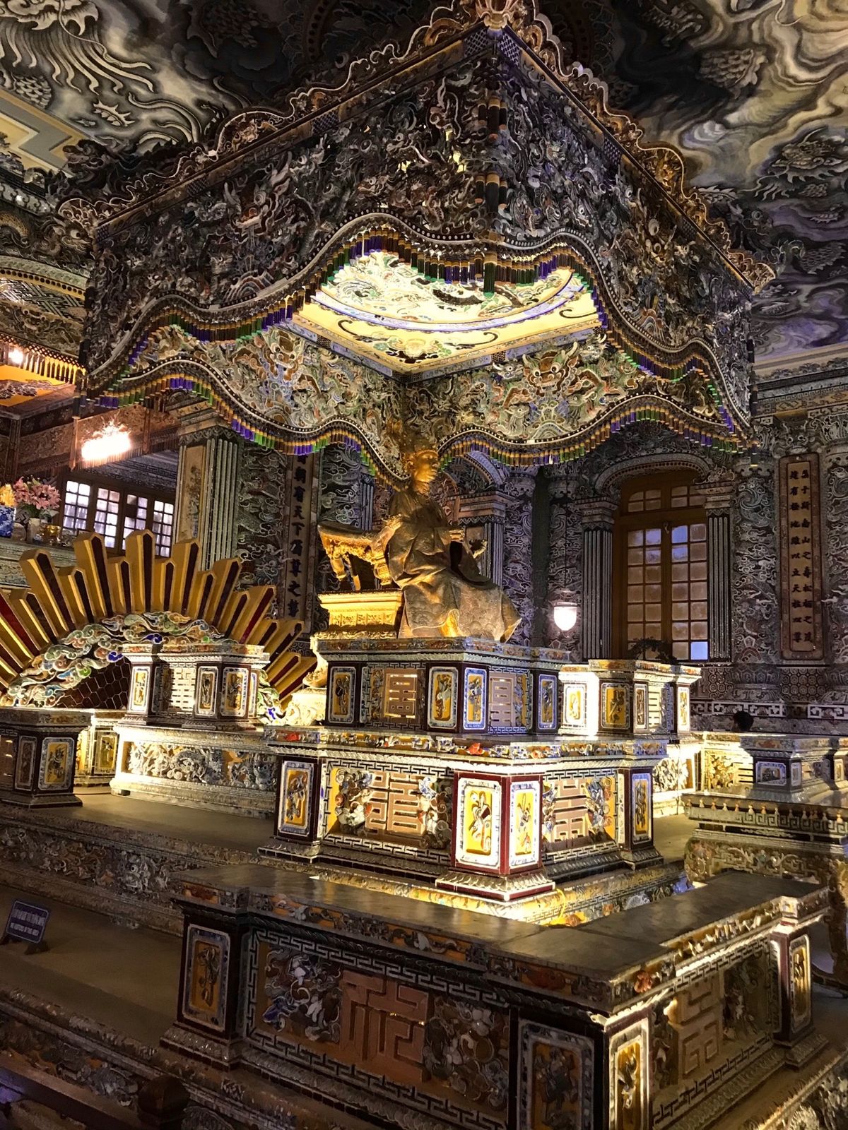 フエ近郊ミニツーリング🛵カイディン帝陵
今日はバイクをレンタルしてミニツー...