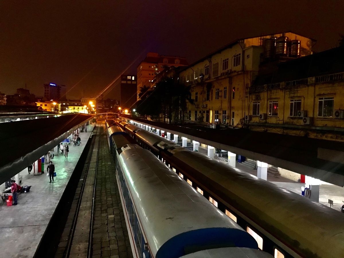 フエからハノイへの鉄道旅🚃
朝6時の夜明けとともにフエを出発し、21時にハ...
