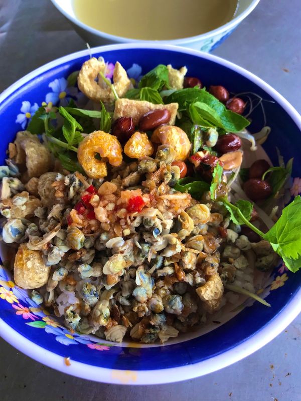 ベトナム・フエ「ベトナムニャチャン 旧正月休暇にゴルファー+ダイバー+バックパッカーになる旅」の写真:フエ近郊ミニツーリング🛵
2つの陵墓のあ...