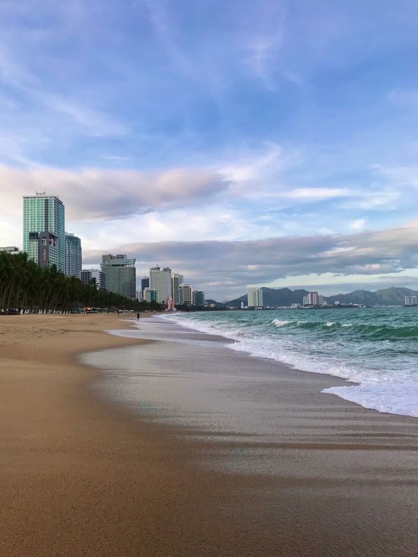 ベトナム・フエ「ベトナムニャチャン 旧正月休暇にゴルファー+ダイバー+バックパッカーになる旅」の写真:ニャチャンのビーチを散歩、足に食い込む砂...