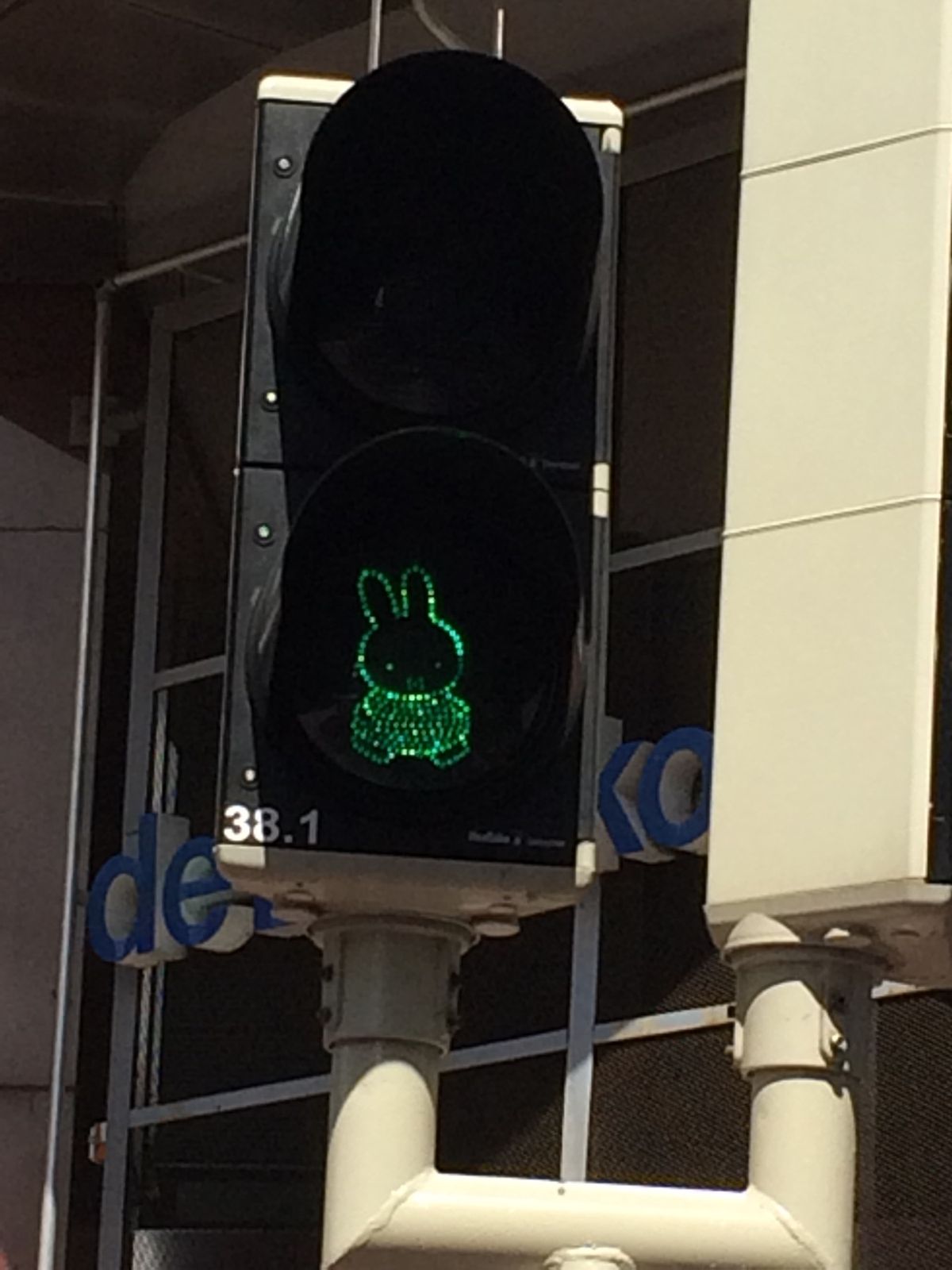 ユトレヒトは可愛い街❤️
ミッフィーちゃんの信号機🚦
その横断歩道は虹色でした🌈