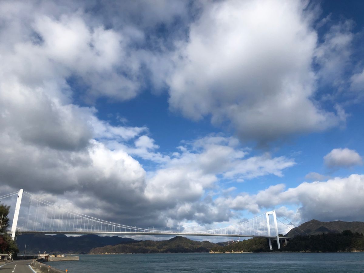 目的地は道後温泉だけど
敢えての広島空港着
しまなみ海道を渡ります🚙