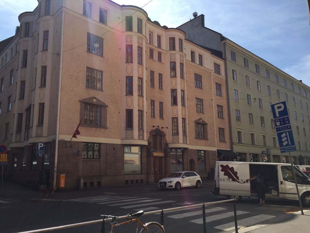 宿泊したアパートメントホテル。
築年数は古そうだけどレトロでいい感じでした！