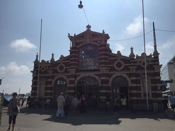 フィンランド・ヘルシンキ「フィンランド🇫🇮」の写真：市場も良き。
サーモンのサンドやたら美味...