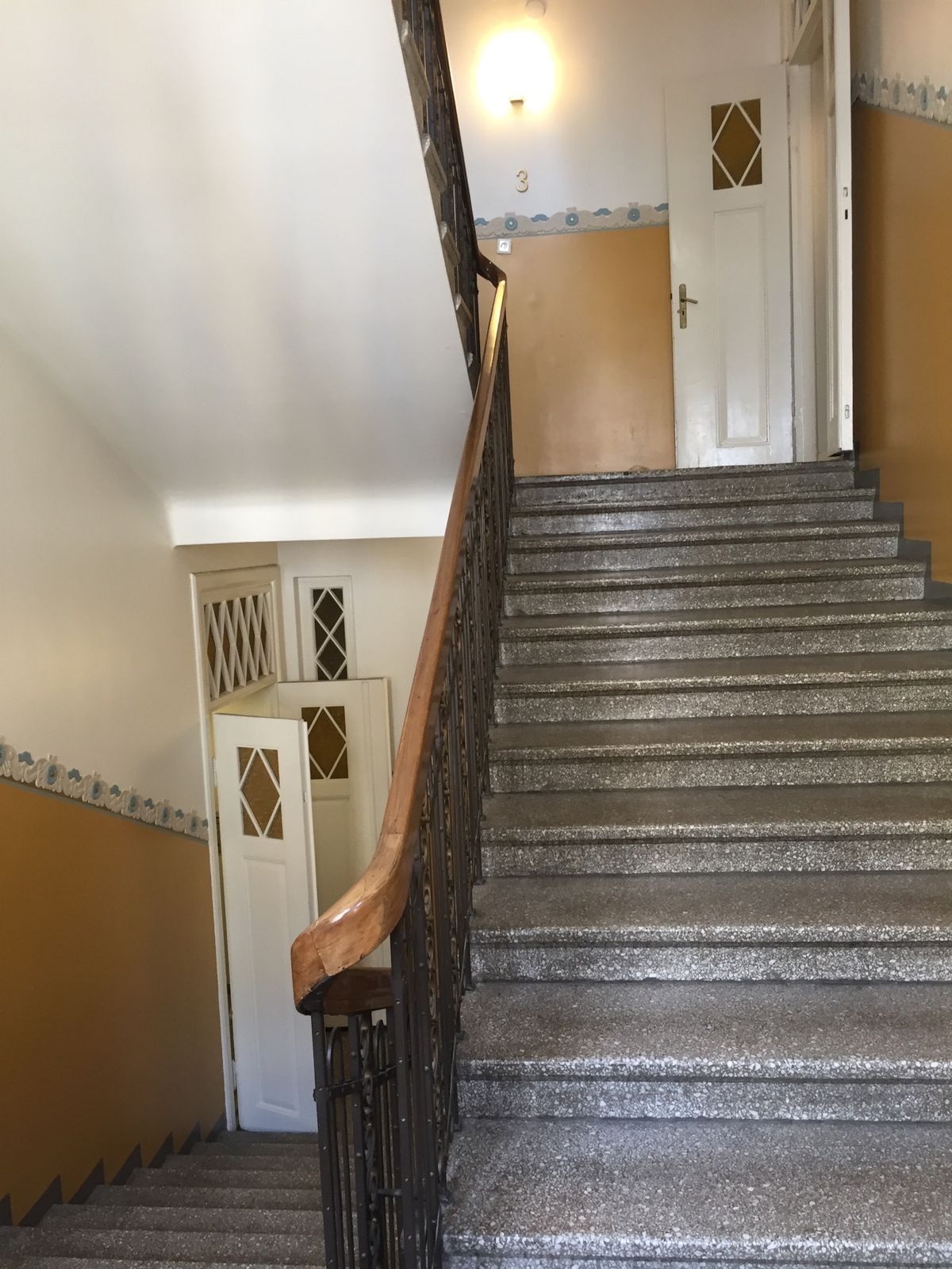 宿泊したアパートメントホテル。
築年数は古そうだけどレトロでいい感じでした！