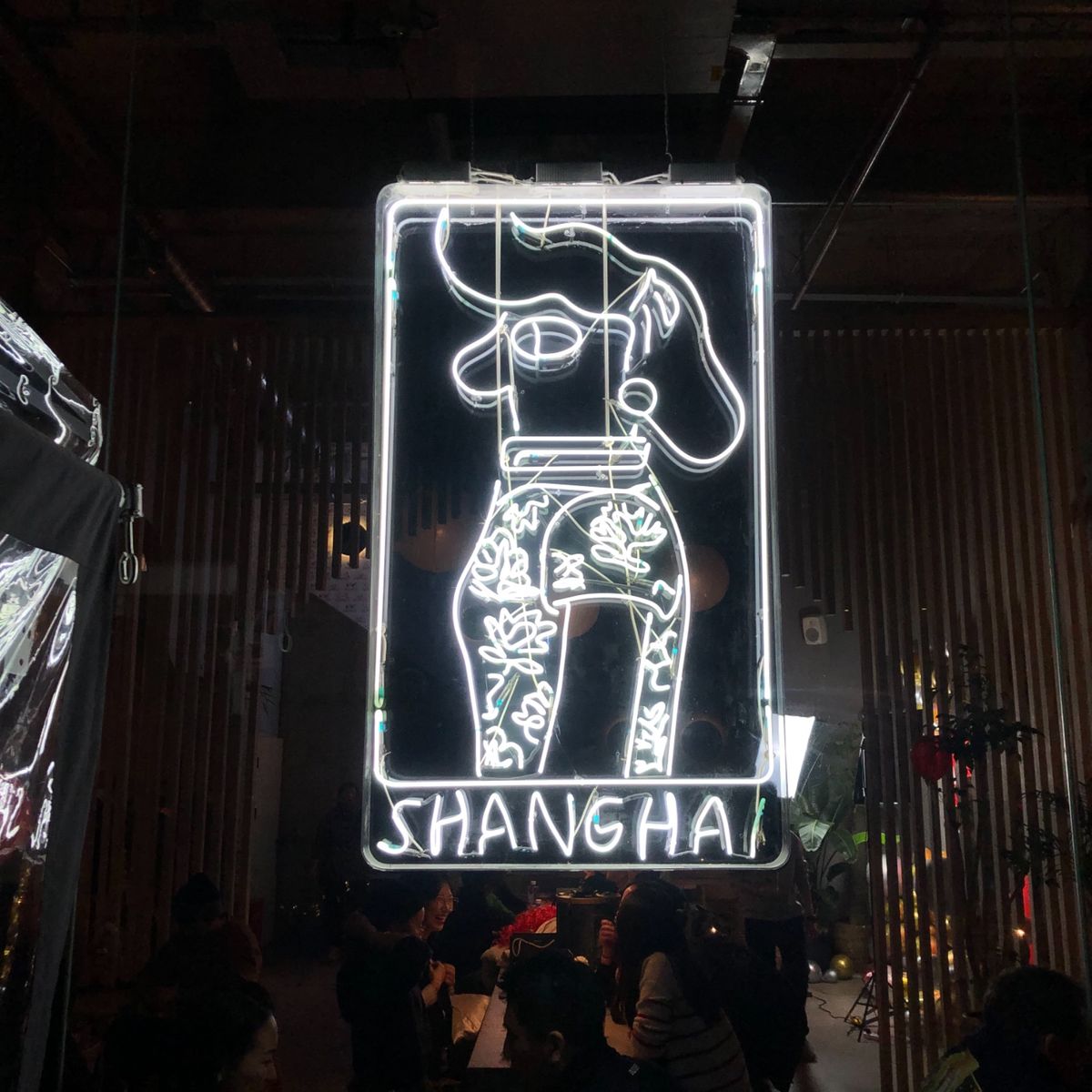 上海市内のクラフトビールの人気は高くなりつつあります。高層ビル群は世界屈指...