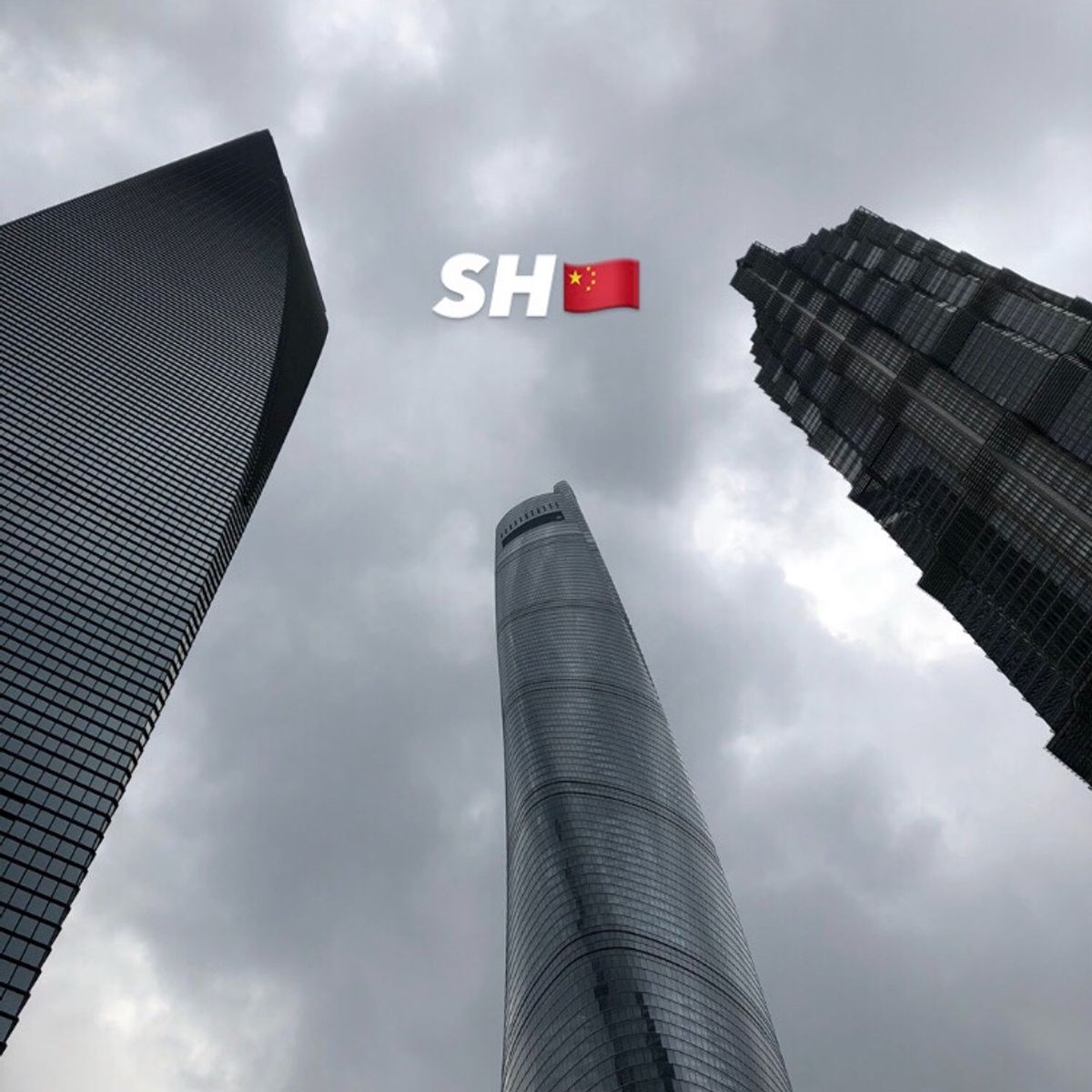 上海市内のクラフトビールの人気は高くなりつつあります。高層ビル群は世界屈指...