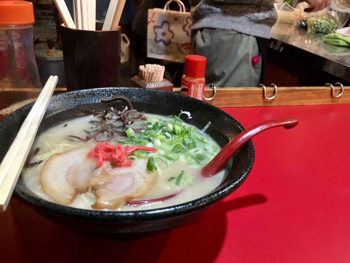 1泊しかしなかった博多だけど、屋台での博多ラーメンからもつ鍋まで思う存分博...