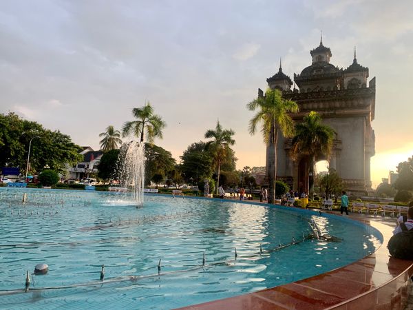 ラオス人民民主共和国・ビエンチャン「ラオス旅行」の写真：〜ヴィエンチャン〜
ここが首都か、と驚く...