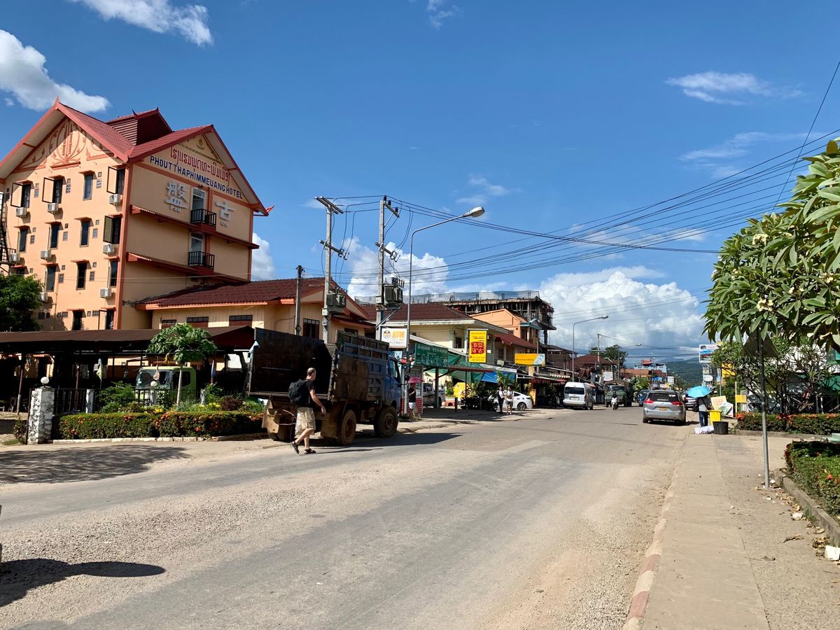 〜ヴァンヴィエン〜
高速バスでヴィエンチャンからヴァンヴィエンへ。
ヴァン...
