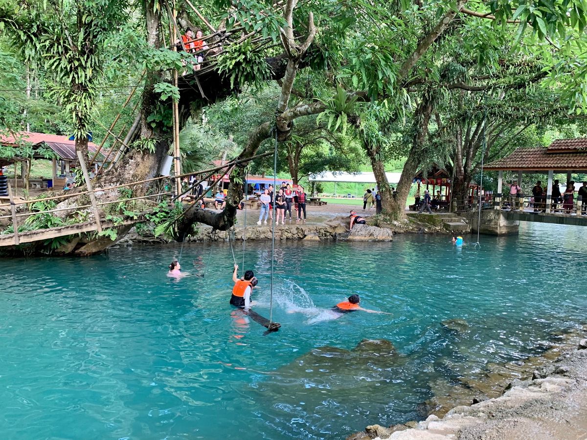 〜ヴァンヴィエン〜
高速バスでヴィエンチャンからヴァンヴィエンへ。
ヴァン...