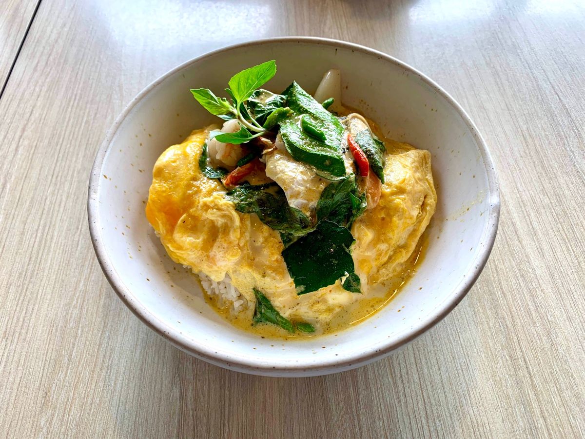 タイでのトランジット✈️
空港では朝ごはんにグリーンカレーオムレツを食べま...