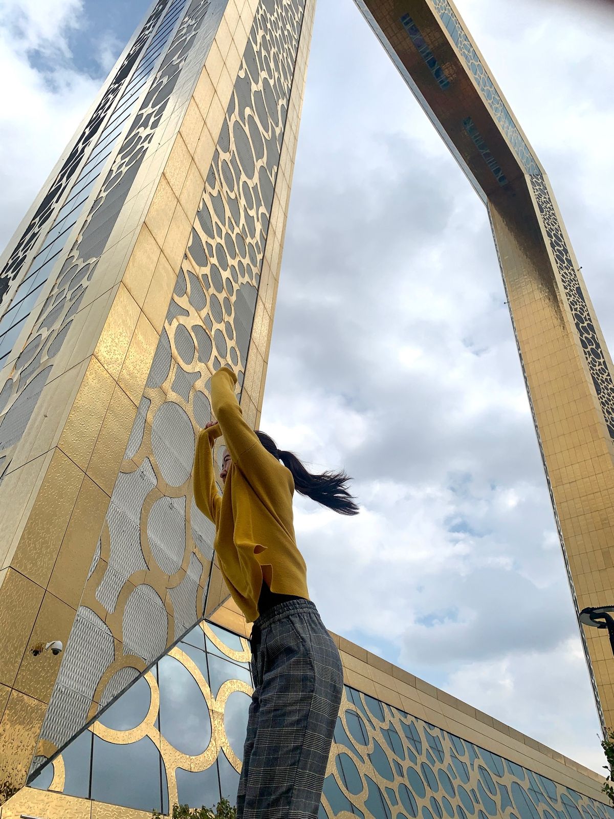 ドバイフレーム.

ドバイ行く前にやってたイッテQで出川ガールズが上手に写...