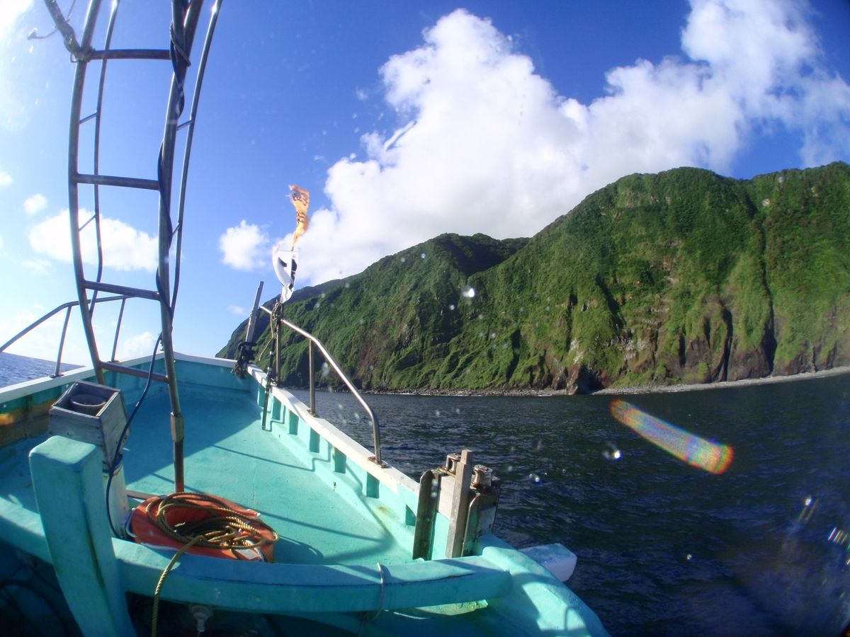 19th Aug. 2012 pic📷

三宅島→御蔵島まで漁船で1時間位...