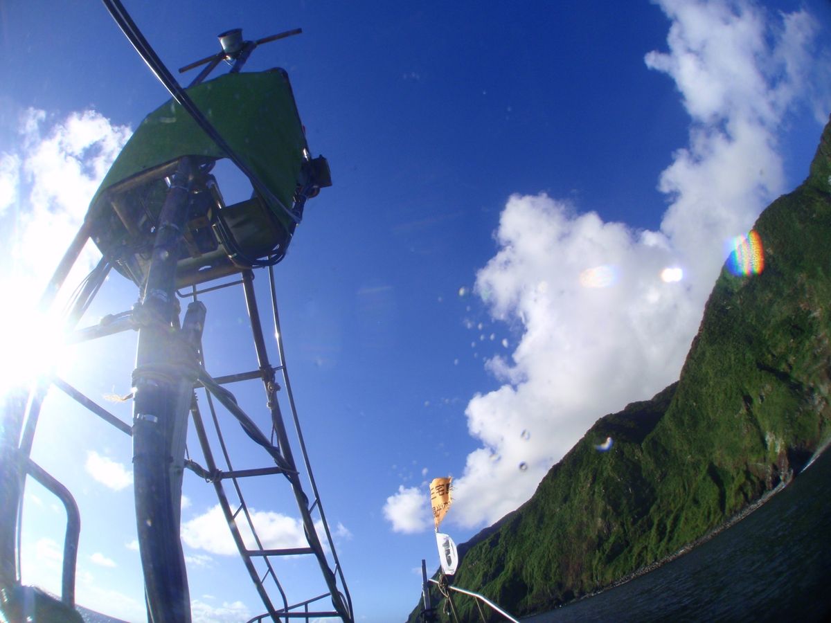 19th Aug. 2012 pic📷

三宅島→御蔵島まで漁船で1時間位...