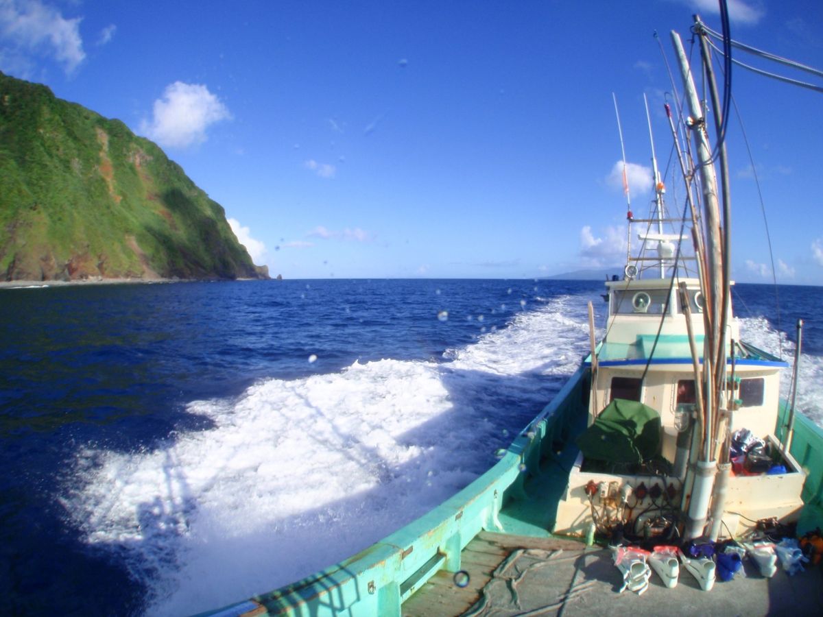 19th Aug. 2012 pic📷

三宅島→御蔵島まで漁船で1時間位...