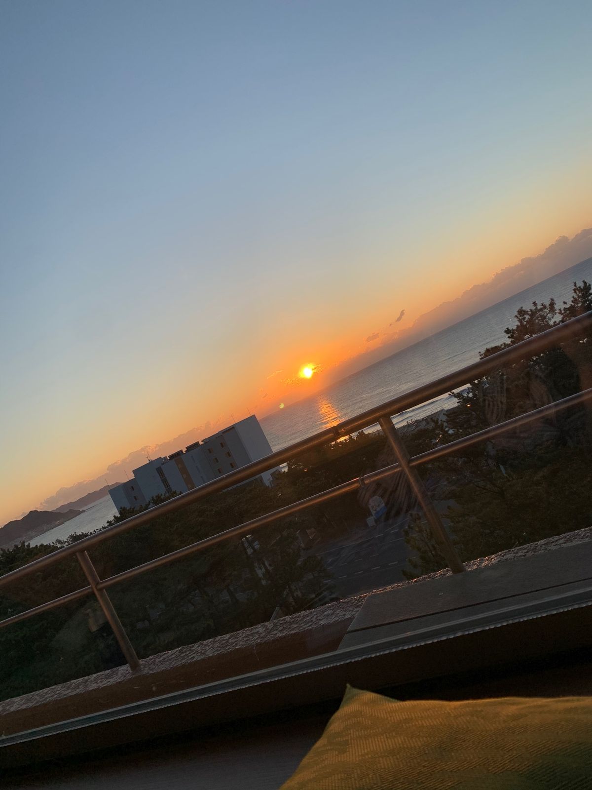 お部屋は海側が全面窓で開放感🌥
日の出🌅