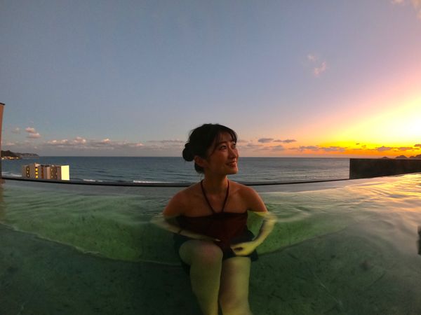 日本・鴨川「鴨川館とシーワールド」の写真：インフィニティプール、ちょうど夕陽のタイ...