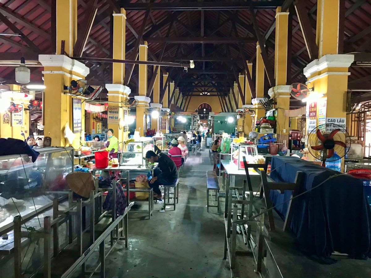 ホイアン街歩き
ホイアンの寺や豪華な住居は中国語が目立つ。中国との貿易で栄...