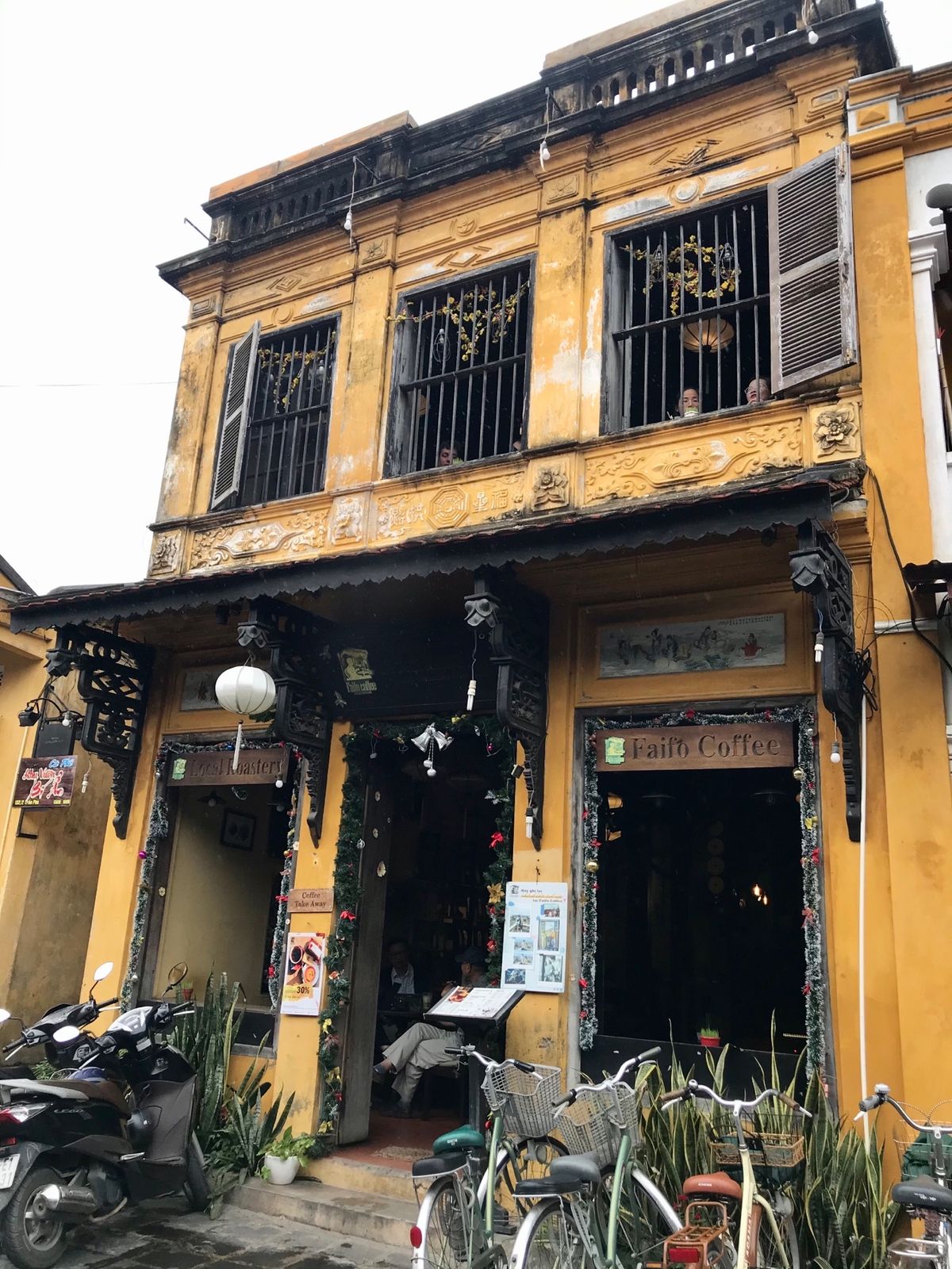 ホイアン街歩き
ホイアンの寺や豪華な住居は中国語が目立つ。中国との貿易で栄...