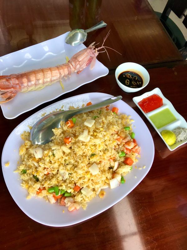 ベトナム・ダナン「ベトナム　ダナンで海鮮を楽しみ、ホイアンで古都を歩く」の写真：ダナンの海と朝ごはん
早朝ハノイ発のフラ...